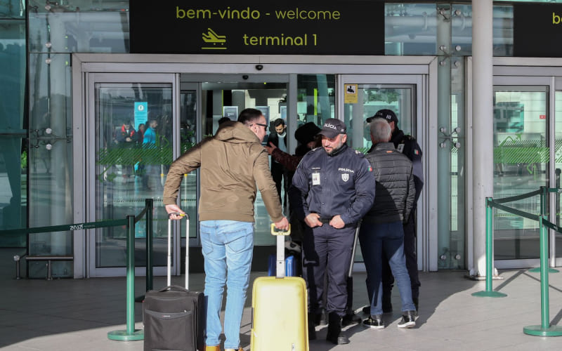 L'arrivée à l'aéroport du Portugal avec la police vérifiant les bagages.