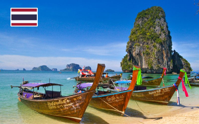 Plusieurs bateaux thaïlandais sur la mer.