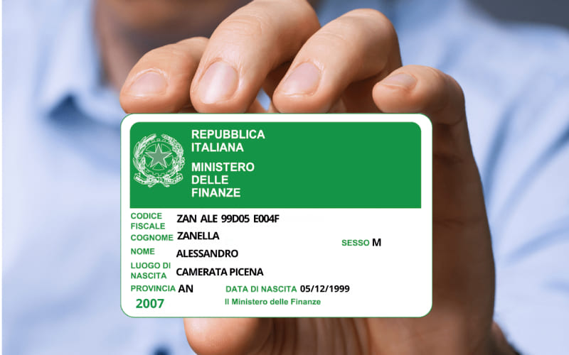 Un homme montrant une carte avec son Codice Fiscale en Italie. 