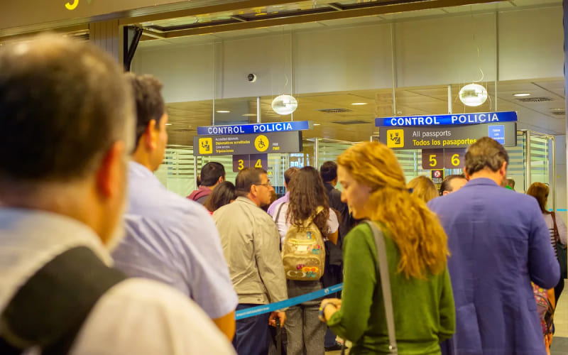 Un contrôle à l'immigration une fois arrivée en Espagne. 