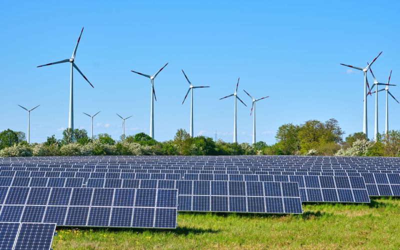 Installations d'énergie renouvelable comme des panneaux solaires et des éoliennes. 