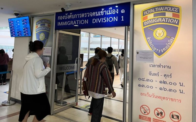 Femmes entrant dans un bureau d'immigration en Thaïlande. 