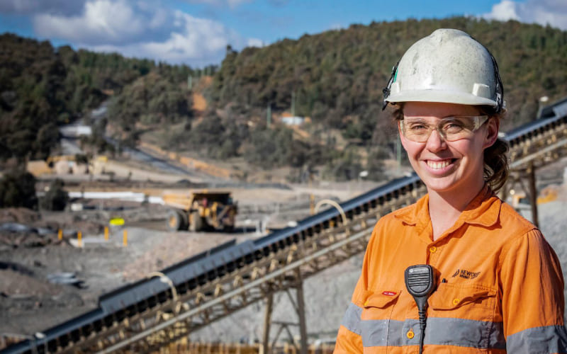 Une femme heureuse de travailler dans les mines en Australie.