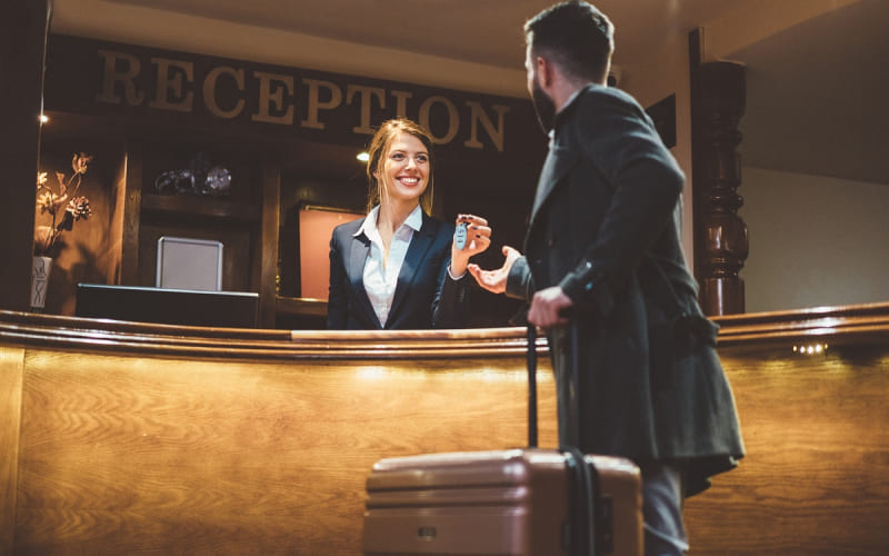 Une femme réceptionniste dans un hôtel au Canada.
