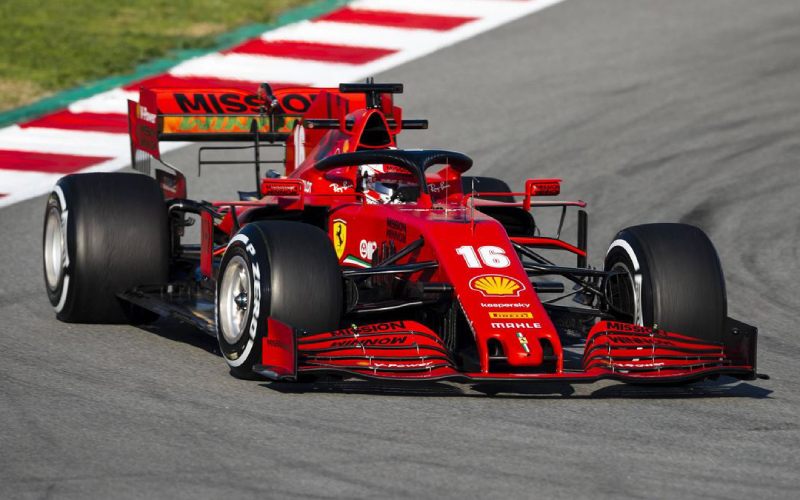 Une voiture de course, F1, sur un circuit de la marque Ferrari.
