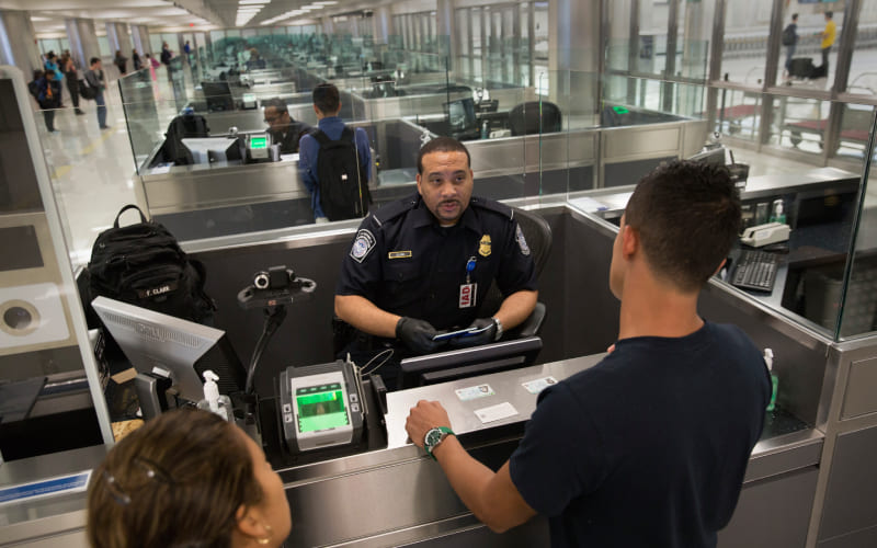 Contrôle immigration à New York. 