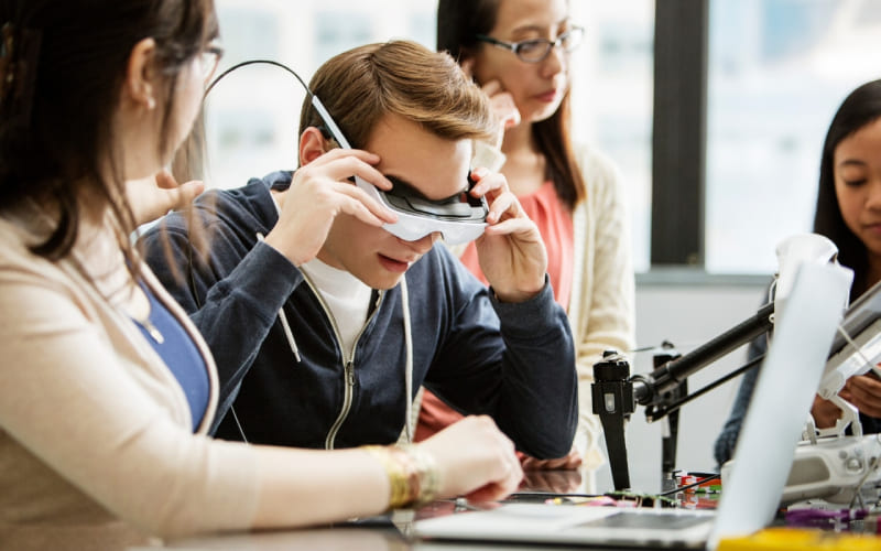 Des jeunes diplômés dans les sciences testant des produits innovants.