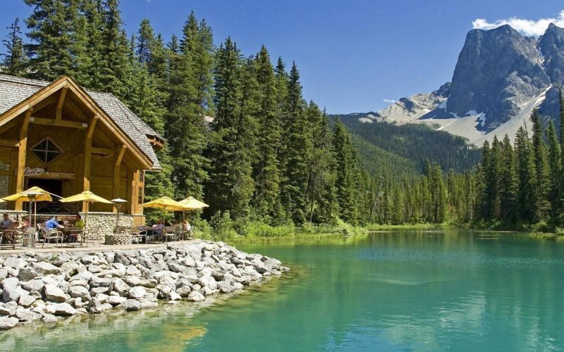 Lac naturel avec montagne et chalet au canada.