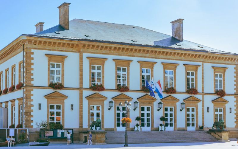 Photo d'une mairie au Luxembourg.