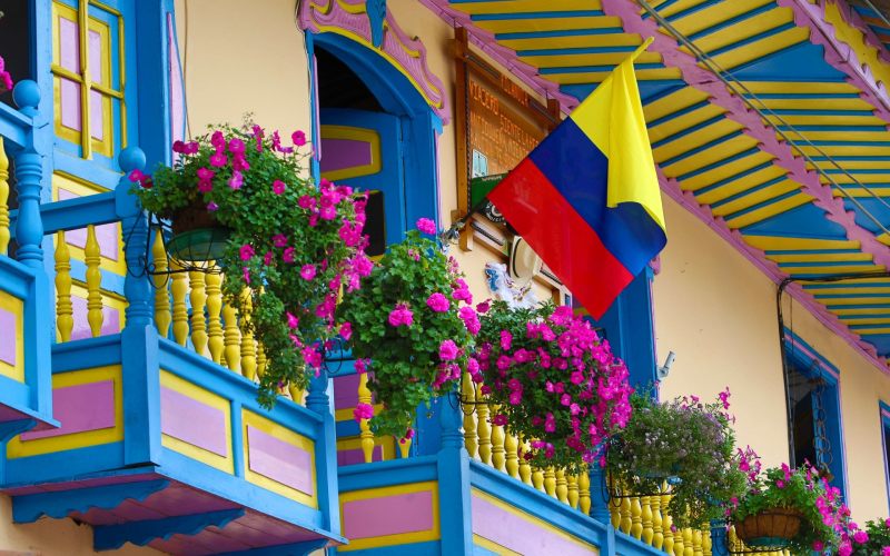 Une maison traditionnelle en Colombie avec drapeau.