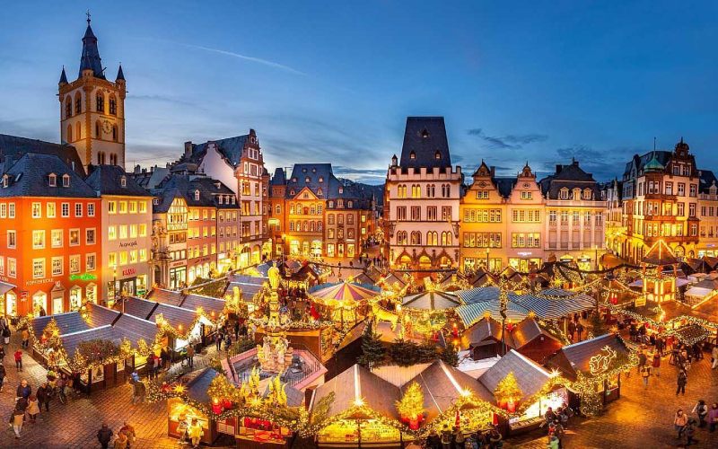 Un beau marché de Noel illuminé au Luxembourg