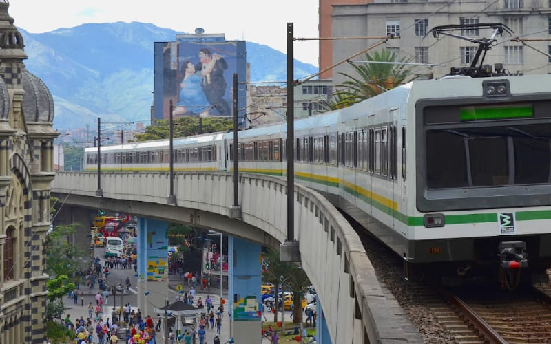 Le métro de Medellin en Colombie passant au dessus des routes.