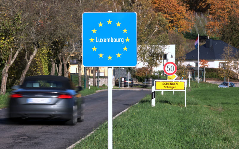 Frontières franco-luxembourg avec panneau luxembourg.