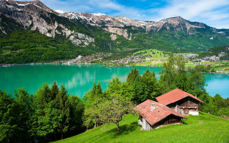 Paysage suisse avec lac, montage et un chalet. 
