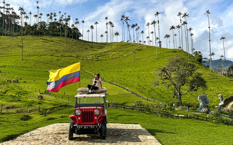 Photo d'une femme dans une vallée colombienne typique. 