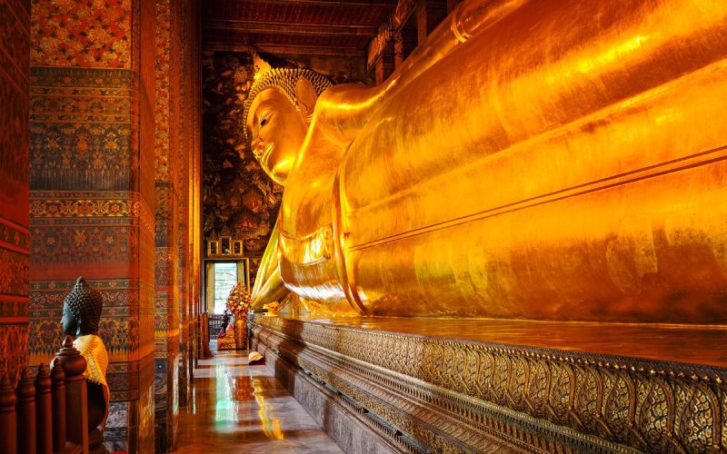 Temple traditionnel thaïlandais à Bangkok avec un Buddha allongé. 