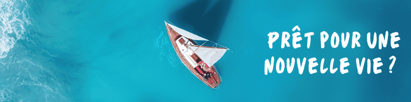 Vue aérienne d'un bateau sur l'océan.