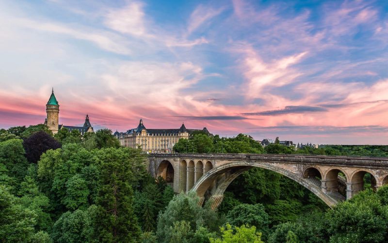 Vue aérienne d'un château et d'une forêt au Luxembourg.