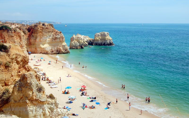 Vue aérienne d'une plage au Portugal avec touriste. 