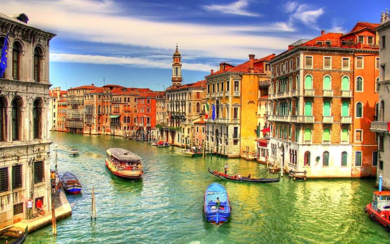 Vue de venise ensoleillée avec des bateaux sur canal principal