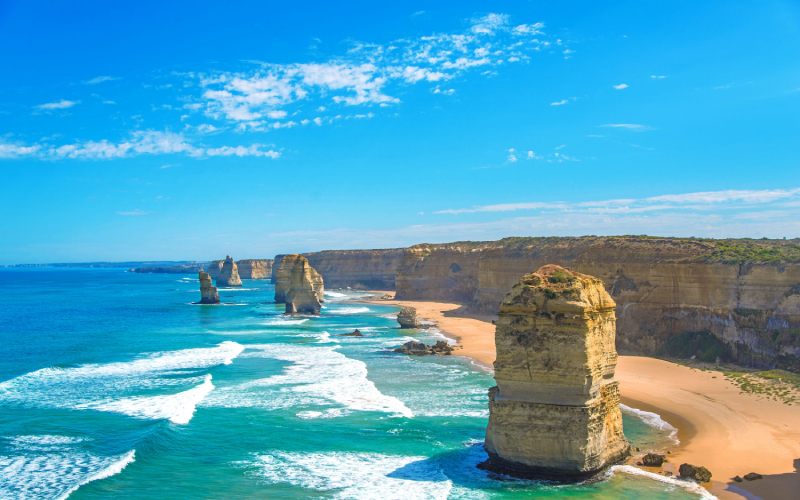 Plage australienne (12 apostles) très connue avec les falaises.