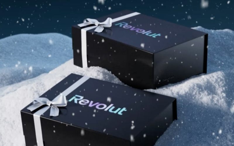Deux boites cadeaux de la banque révolut sur un décor enneigé. 