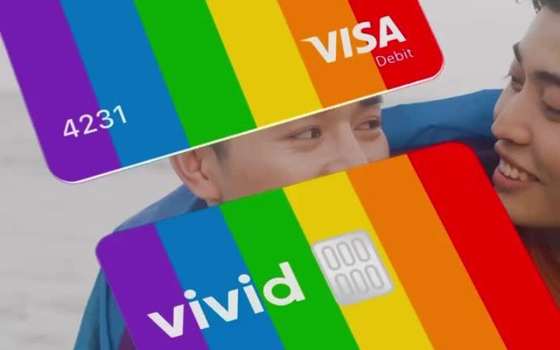 Carte VIVID MONEY avec un motif arc en ciel. 