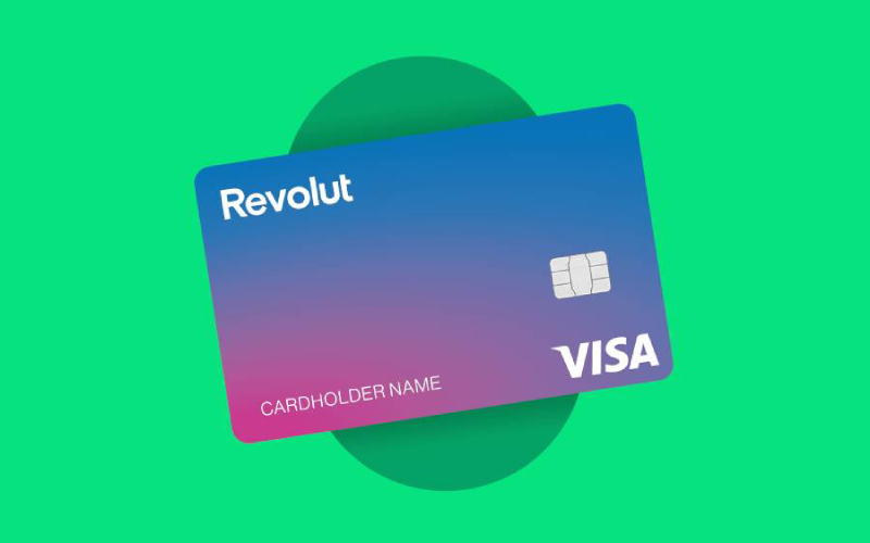 Una carte Revolut sur fond vert. 