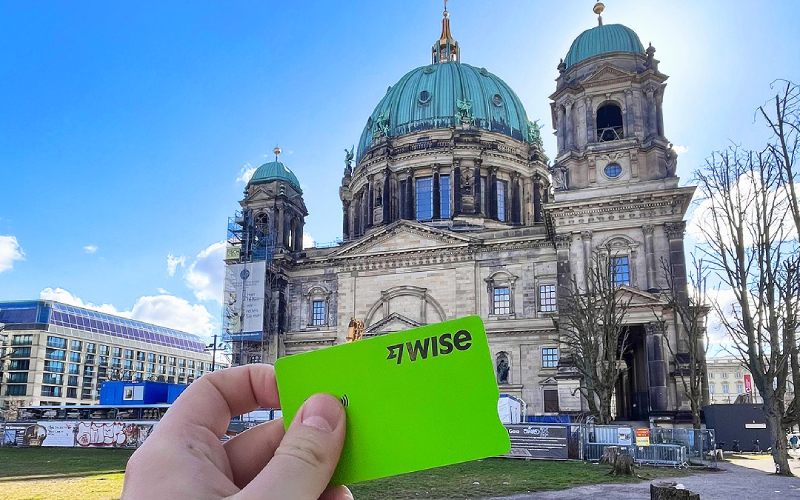 Photo de la carte bancaire wise devant un monument. 