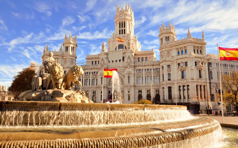 Monument à Madrid avec fontaine au premier plan.