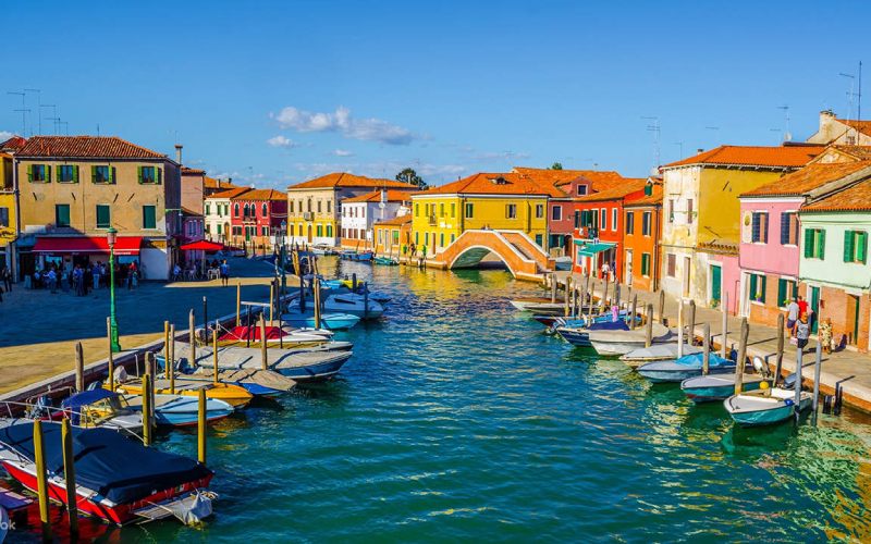 Ville de Murano sous le soleil en Italie.