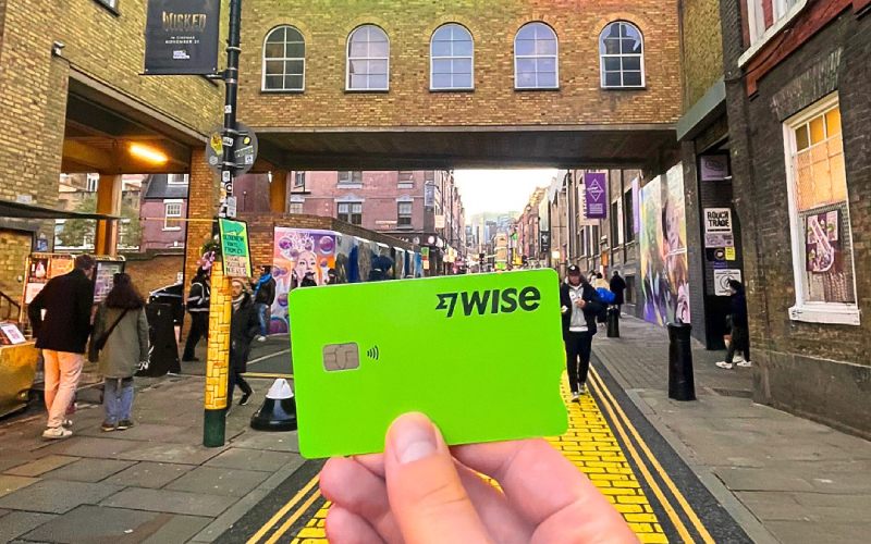 Photo d'une carte bancaire wise en milieu urbain. 