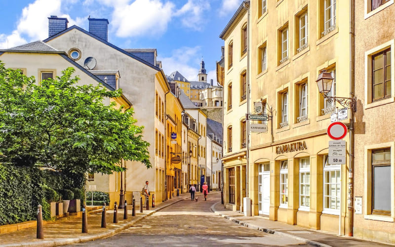 Photo d'une rue piétonne au Luxembourg. 