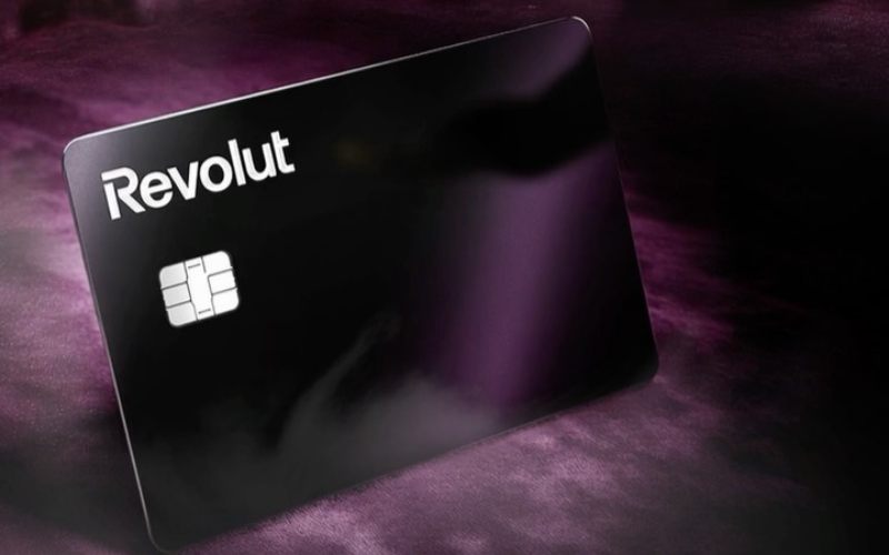Carte bancaire révolut posée sur un décor violet.