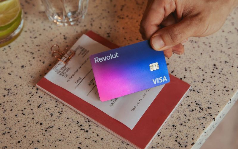 Carte bancaire Revolut avec un décor restaurant. 