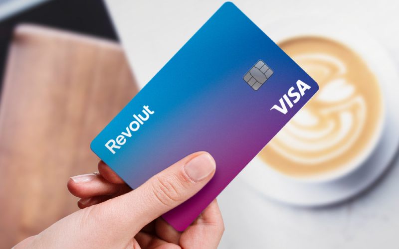 Carte bancaire Revolut au dessus d'un café.