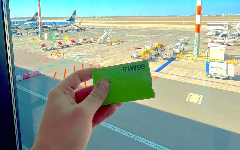 Carte bancaire Wise dans un aéroport. 