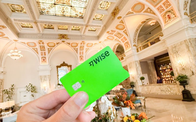 Carte bancaire Wise dans un décor de luxe.