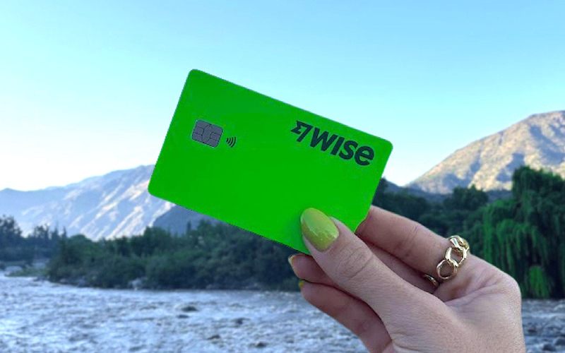 Carte bancaire wise avec décor montagneux.