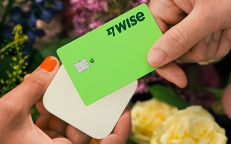 Carte bancaire Wise avec un décor de Noël.