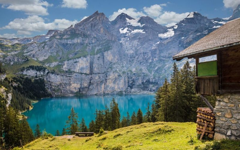 Photo d'un paysage ayant un beau lac et chalet suisse. 