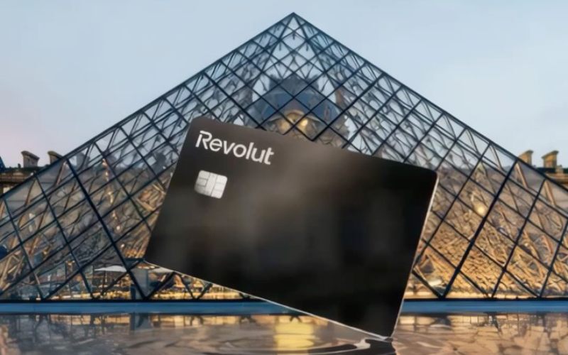 Carte Revolut devant le musée du Louvre.