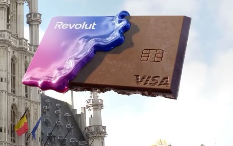 Carte bancaire Revolut devant la mairie de Bruxelles. 
