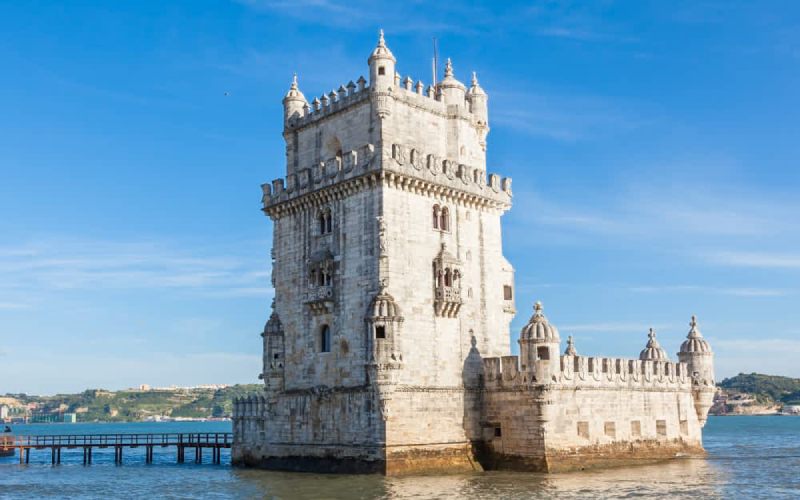 La Tour de belem au Portugal sous le soleil. 