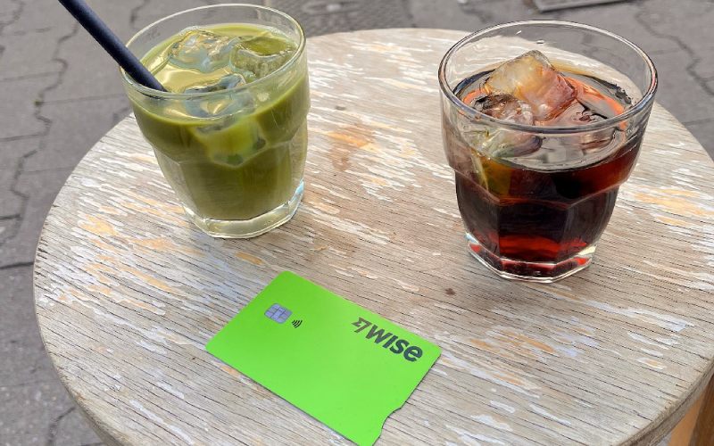 Carte bancaire wise sur une table avec des cafés. 
