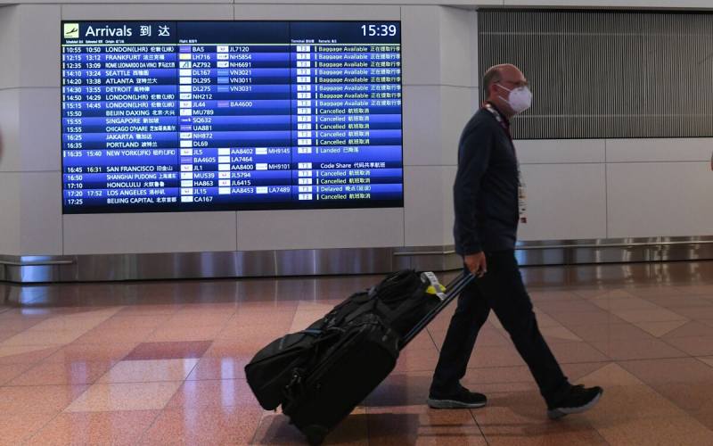 Homme européen, a l'aéroport, arrivant au Japon.
