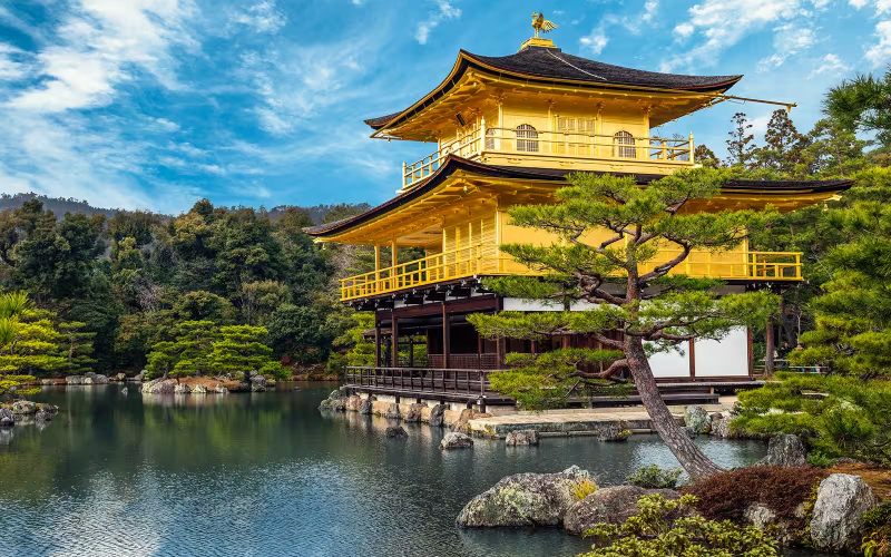 Un temple en or traditionnel au japon.