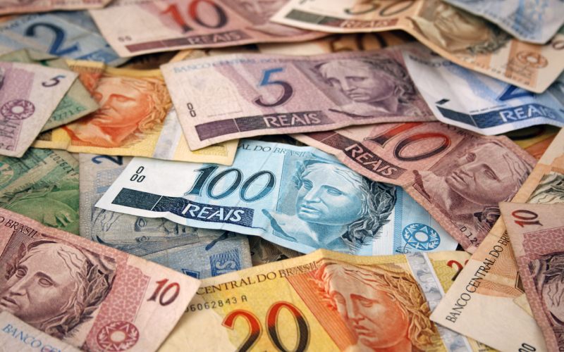 Des billets brésiliens.