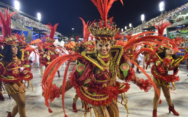 Plusieurs femmes dansant lors du Carnaval au Brésil. 