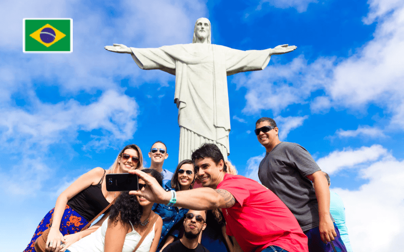 Touristes devant un monument au Brésil.